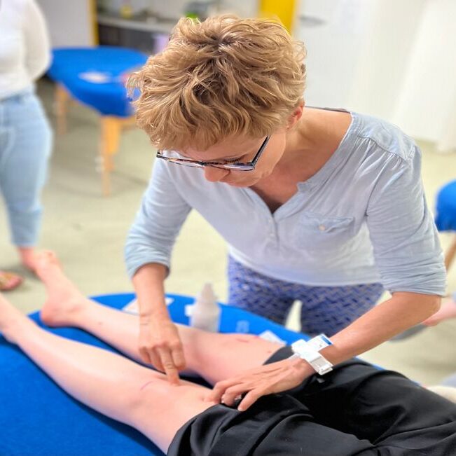 bild julia drückt auf knie (1)